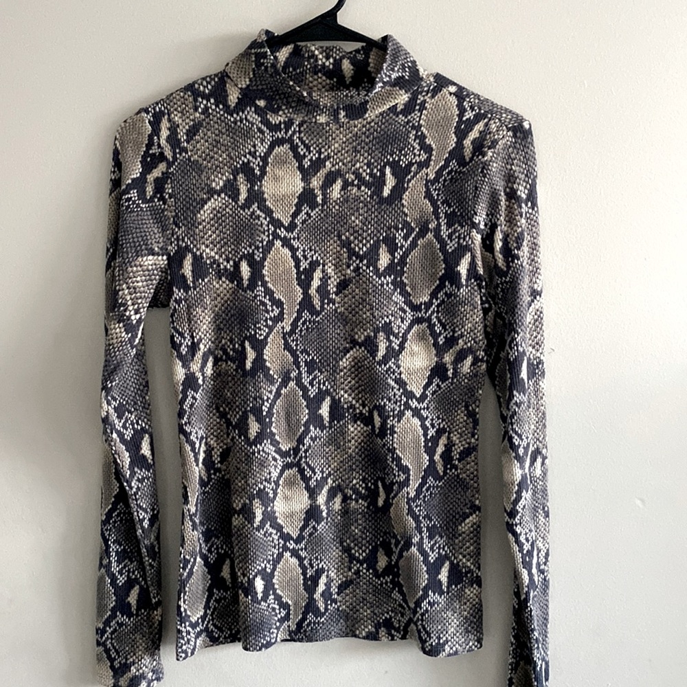 Snake print medium long sleeve top